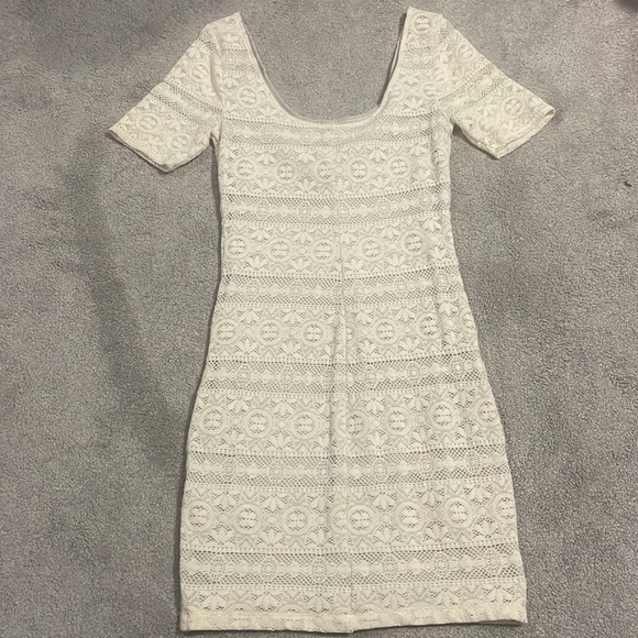 Abercrombie & Fitch cream fitted lace dress. Size: S - Picture 4 of 4